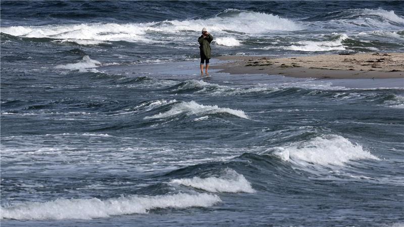 Aufgrund des stürmischen Wetters haben mehrere Reedereien in Mecklenburg-Vorpommern ihre Fährfahrten am Neujahrstag abgesagt. (Archivbild)