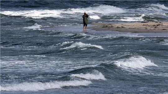 Aufgrund des stürmischen Wetters haben mehrere Reedereien in Mecklenburg-Vorpommern ihre Fährfahrten am Neujahrstag abgesagt. (Archivbild)