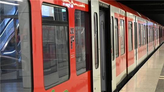 Aufgrund einer Streckensperrung war für Pendler zwischen Buxtehude und Neugraben am Mittwochmorgen kein Durchkommen.
