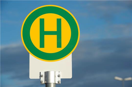 Aufgrund einer dringenden Schachtsanierung im Drosselstieg in Stade entfallen am Freitag, 12. Mai, ganztägig die Haltestellen „Hahle, Taubenweg“ und „Hahle, Drosselstieg“. Symbolfoto: Stefan Sauer/dpa-Zentralbild/dpa