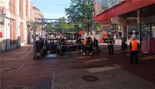 Aufgrund eines Feuerwehreinsatzes an der Haltestelle Harburg Rathaus verkehren keine S-Bahnen zwischen Wilhelmsburg und Neugraben. Foto: Sulzyc