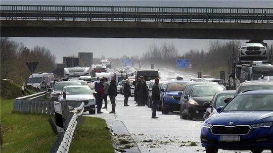 Aufgrund eines Hagelschauers mit Starkregen hat es auf der Autobahn 31 in Niedersachsen zeitgleich mehrere Unfälle gegeben.