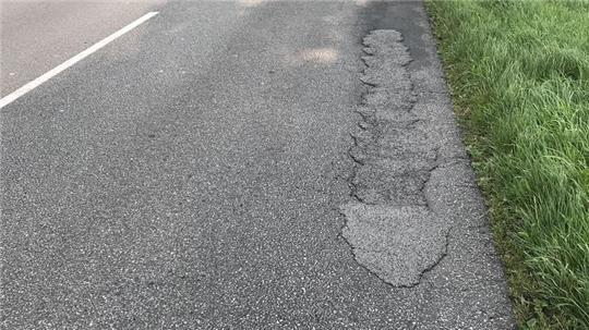 Aufgrund von Schadstellen und Rissen wird die Kreisstraße 49 zwischen Ruschwedel und Apensen saniert.