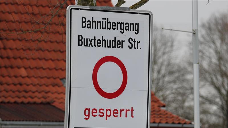 Ein Schild informiert über die Sperrung des Bahnübergangs.