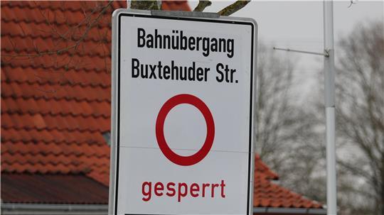 Ein Schild informiert über die Sperrung des Bahnübergangs.