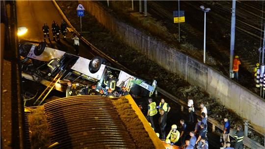 Aufklärung über die Unfallursache erhoffen sich die Ermittler von Überwachungskameras, die an der Stelle den Verkehr im Blick haben.