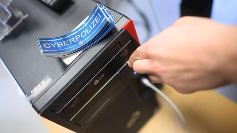 Landeskriminalamt Niedersachsen warnt vor Cyberkriminalität Aufkleber „Cyber Polizei“.