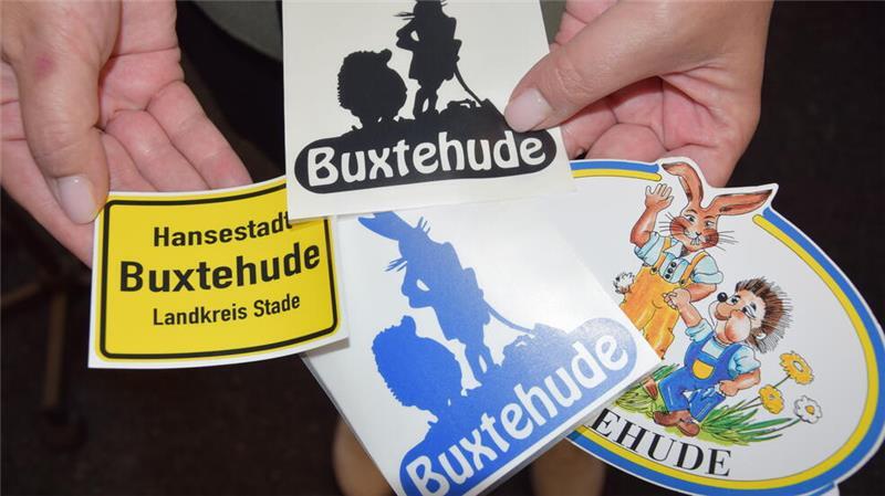 Aufkleber für das Auto mit unterschiedlichen Motiven verkauft das Stadtmarketing Buxtehude. Jeweils 2 Euro kostet einer.