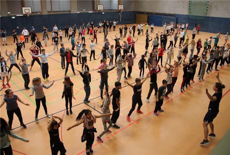Auflockern nach der Kopfarbeit: Die 250 Schüler der Klassen 5 bis 7 machen sich warm fürs Tanzen zum Ende des Workshops. Foto Michaelis