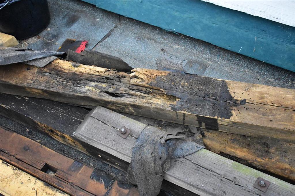 Auflösungserscheinungen: Viele Balken sind morsch. 