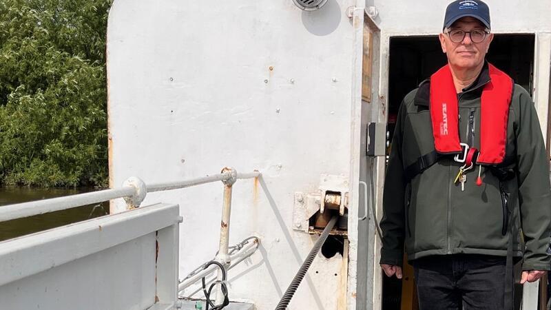 Aufmerksam beobachtet Thomas Kranenberg die Oste beim Übersetzen der Fähre.
