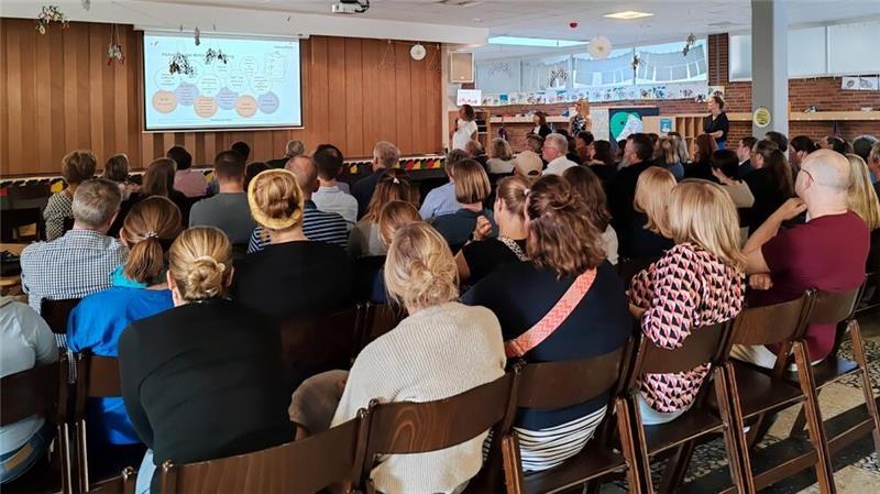Aufmerksam verfolgen die Besucher die Konzeptvorstellung in der Estebrügger Grundschule.