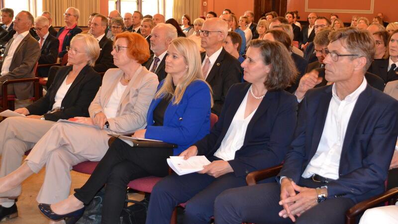 Aufmerksame Zuhörer: Leiter der Staatsanwaltschaft Stade Burkhard Vonnahme, Leitende Oberstaatsanwältin Veronika Heppes, Justizministerin Kathrin Wahlmann, Generalstaatsanwältin Katrin Ballnus und Landgerichtspräsidentin Ingrid Stelling (von rechts).