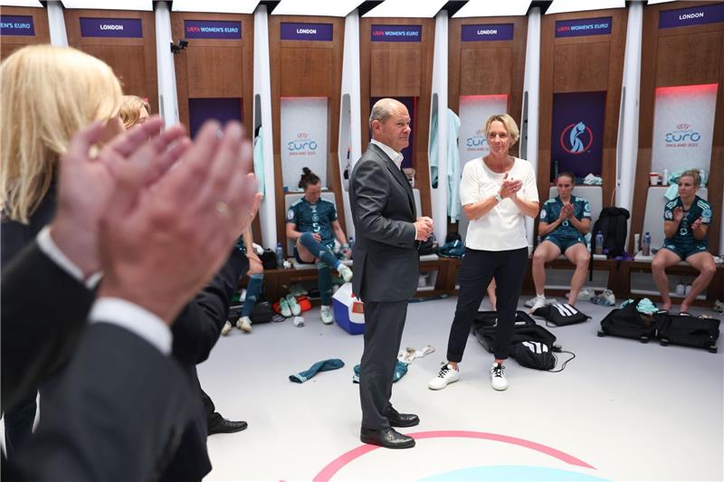 Aufmunternder Kabinenbesuch von Bundeskanzler Olaf Scholz bei den Spielerinnen nach der Finale-Niederlage. Foto: dpa-Bildfunk