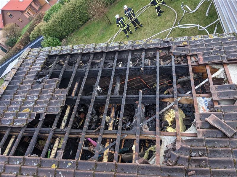 Nach Blitzeinschlag: Dach brennt in Oldendorf Aufnahme aus der Stader Drehleiter mit Sicht auf das Dach. Foto: Feuerwehr Oldendorf