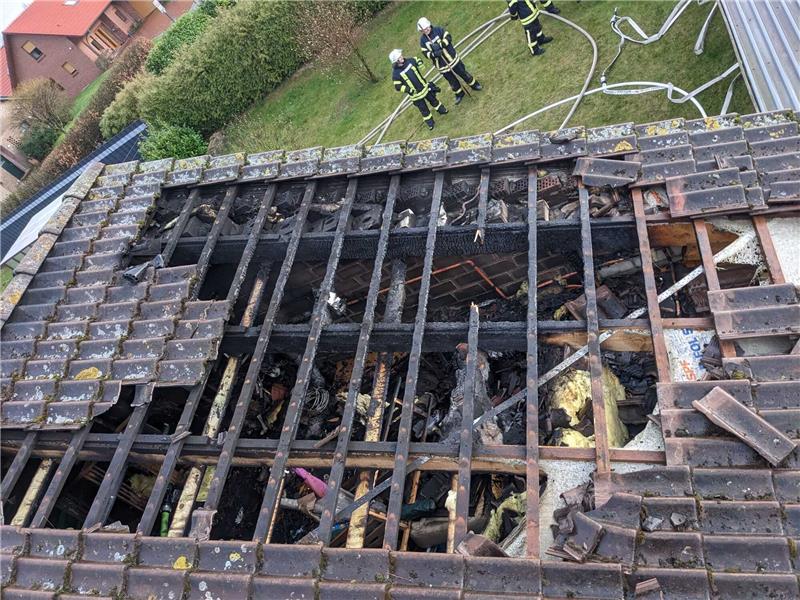 Aufnahme aus der Stader Drehleiter mit Sicht auf das Dach. Foto: Feuerwehr Oldendorf