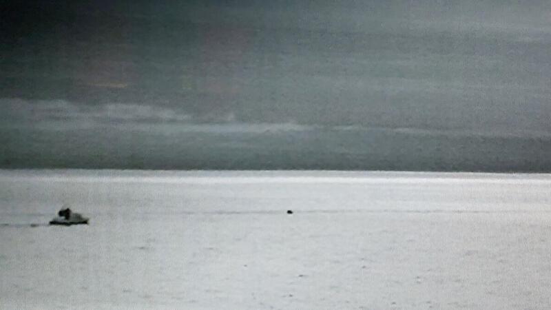 Wattrettung in Cuxhaven: Drei Brüder aus Lebensgefahr gerettet Aufnahme der bordeigenen Wärmebildkamera des Seenotrettungskreuzers "Anneliese Kramer": Der schwarze Punkt in der Mitte sind die dicht beieinander stehenden Verunglückten, links ist das Tochterboot "Mathias" zu erkennen.