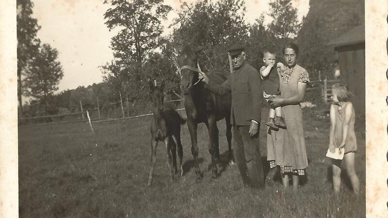 Aufnahme von 1941 in der Dorfstraße 7 in Issendorf. Zu sehen ist Familie Viets.