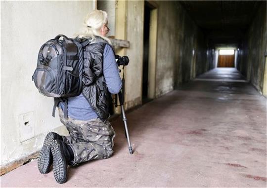Aufnahmen an einem ungewöhnlichen Ort. In der Gedenkstätte Lager Sandbostel gibt es jede Menge Motive. Foto: Karstensen