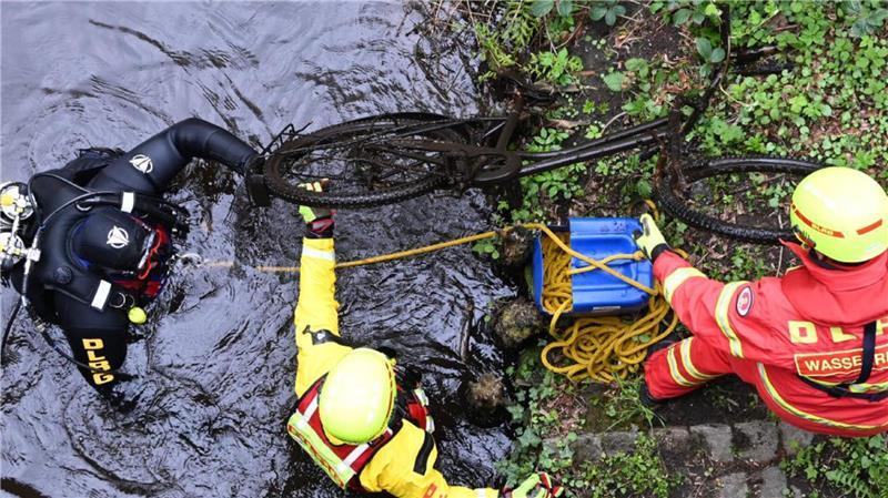 Aufräumaktion der DLRG Stade zusammen mit den Anglerverein.