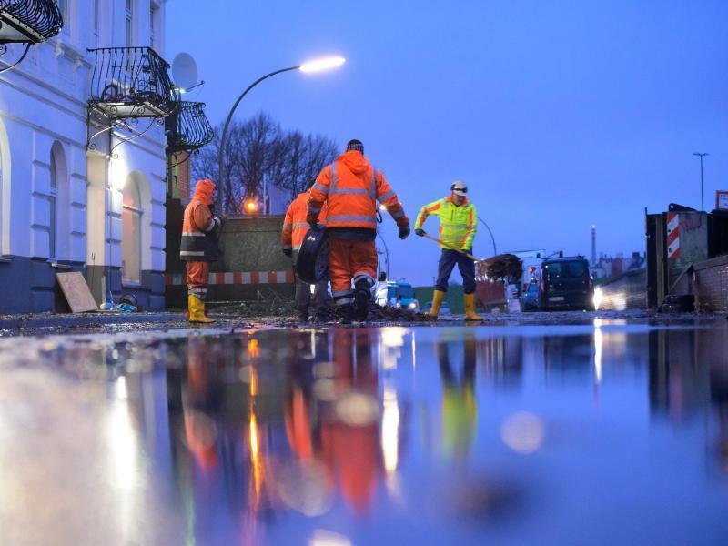Aufräumarbeiten in Hamburg-Wilhelmsdorf. Foto: Jonas Walzberg/dpa