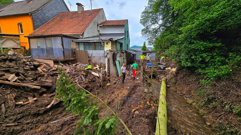 Aufräumarbeiten nach dem Hochwasser in Kirn-Sulzbach.