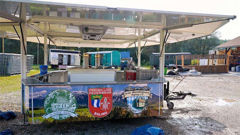 Unbekannter attackiert Festbesucher – acht Verletzte Aufräumen nach dem Fest.