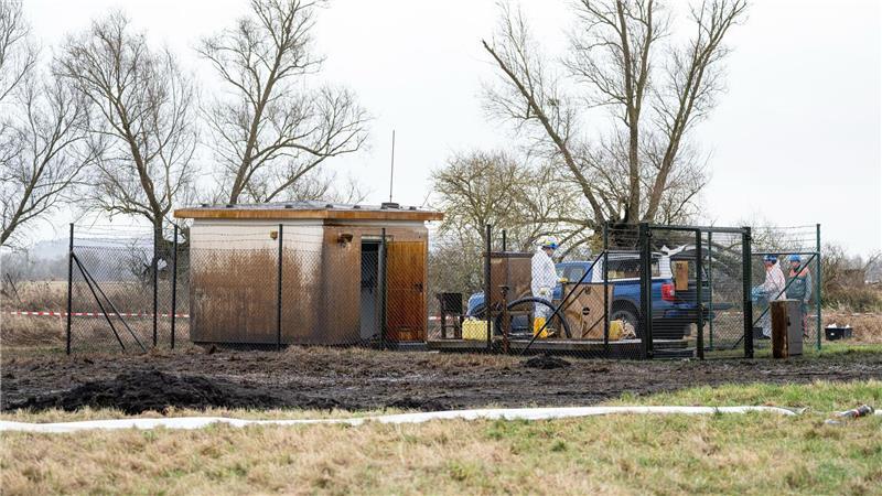 Aufräumen nach dem Unglück: Arbeiter bei Gramzow. 