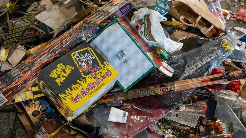 Böller-Tote und Angriffe auf Einsatzkräfte zum Jahresstart Aufräumen nach der Party: Reinigungskräften haben ab Neujahr einiges zu tun.