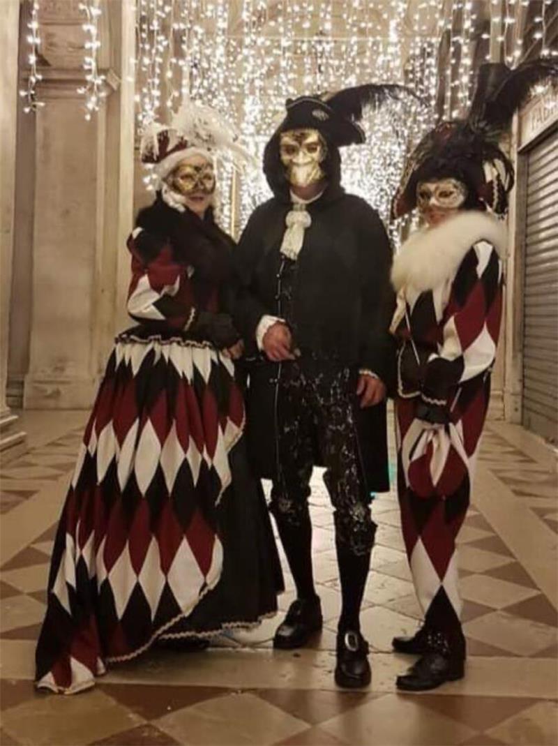 Aufsehenerregend: Mit ihrem Harlekin-Outfit erntete Familie Gottschalk sogar beim legendären Karneval in Venedig große Bewunderung.