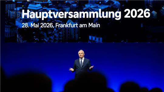 Aufsichtsratschef Alexander Wynaendts begrüßt Aktionärinnen und Aktionäre zur ersten Präsenz-Hauptversammlung der Deutschen Bank seit 2019.