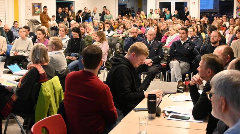 Aufstand der Eltern: Die Mensa in der Oberschule Horneburg war bis auf den letzten Platz besetzt.