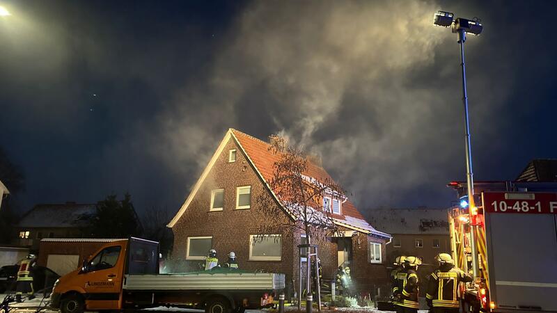 Hausbrand in Buxtehude - Feuerwehr übt den Ernstfall Aufsteigende Rauch und mehrere Personen, die im Inneren des Hauses vermisst werden - das war das Szenario einer Übung, die die Buxtehuder Feuerwehren, Zug I und Zug II, am Donnerstag absolvierten.