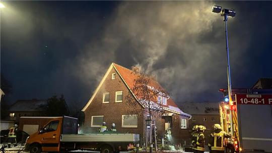 Aufsteigende Rauch und mehrere Personen, die im Inneren des Hauses vermisst werden - das war das Szenario einer Übung, die die Buxtehuder Feuerwehren, Zug I und Zug II, am Donnerstag absolvierten.