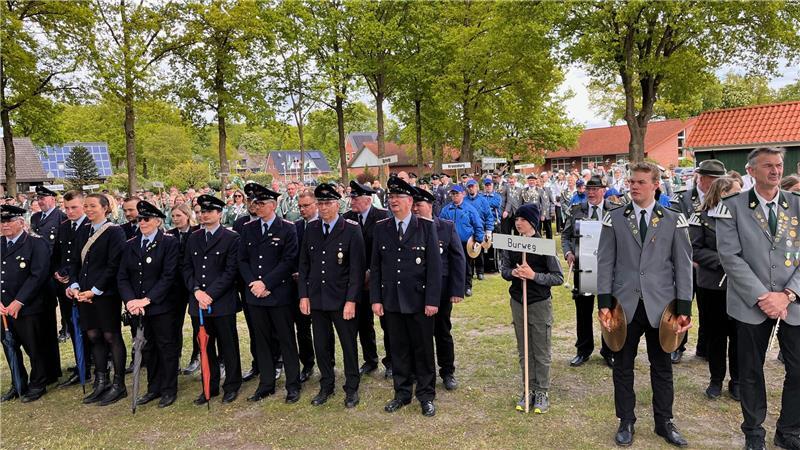 Fahnen, Bier und Erdbeertorte: Burweg feiert gleich zwei Jubiläen Aufstellung auf dem Dorfplatz.