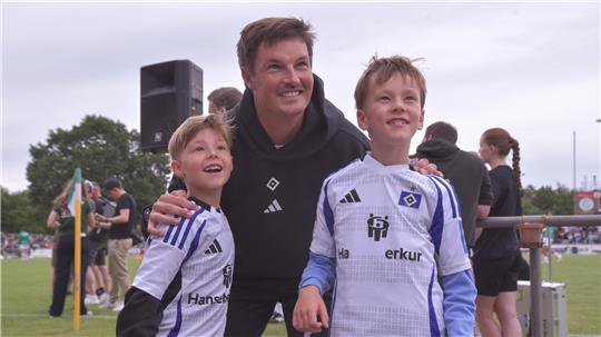 Merlin Polzin wird mit zwei jungen HSV-Fans fotografiert.