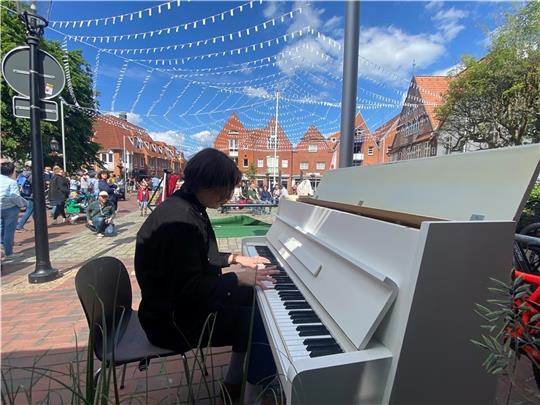 Auftakt hatte das Street Piano zur Eröffnung des Straßenkunstprogramms auf dem Petri-Platz . Foto: Weselmann