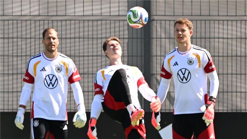 Auftakt in die WM-Vorbereitung: die deutschen Torhüter, Jonas Urbig in der Mitte, beim Training.