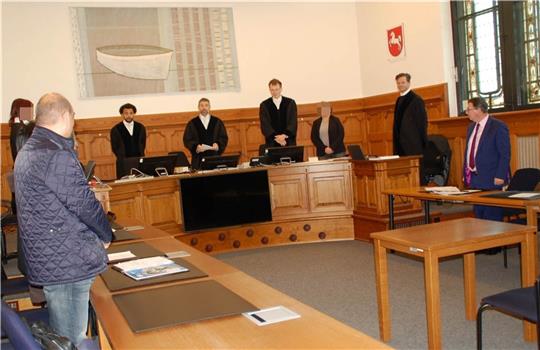 Auftakt vor Gericht mit Dolmetscher (von links), dahinter verdeckt der Angeklagte und sein Verteidiger, Schriftführerin, drei Richter, Schöffen, Oberstaatsanwalt und psychiatrischer Gutacher. Foto: Laudien