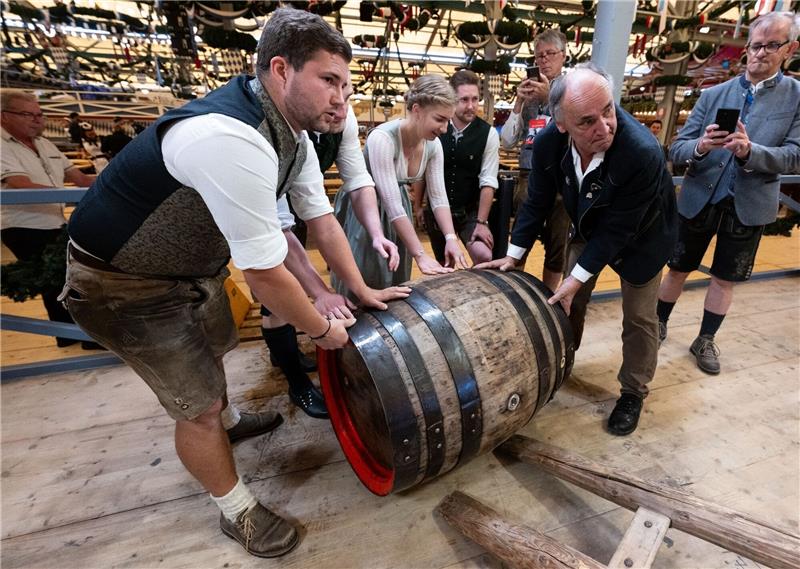 Groß, größer - Oktoberfest: Das Volksfest in Zahlen Auftakt zum Oktoberfest. Mitarbeiter bringen das Bierfass für den Anstich in das Festzelt.