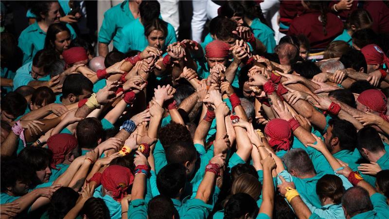 Bilder des Tages Auftritt der „colles de castellers“ (Menschenpyramiden-Gruppe) während des traditionellen Festes von La Merce in Barcelona.