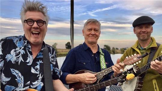 Auftritt in der Konzertmuschel: The Josie White Revival Band spielt in der Reihe „Sommernacht im Kurpark“ in der Wingst.