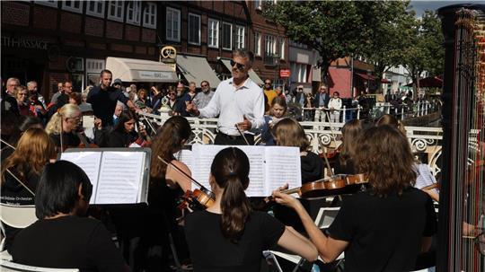 Auftritt unter freiem Himmel: Neben den traditionellen Winter- und Sommerkonzerten begeisterte das Jugend-Sinfonie-Orchester auch beim letzten Fleth-Fest.