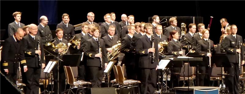Auftritt vor vollem Haus: Das Kieler Musikkorps war zu Gast im Stadeum. Foto Albus