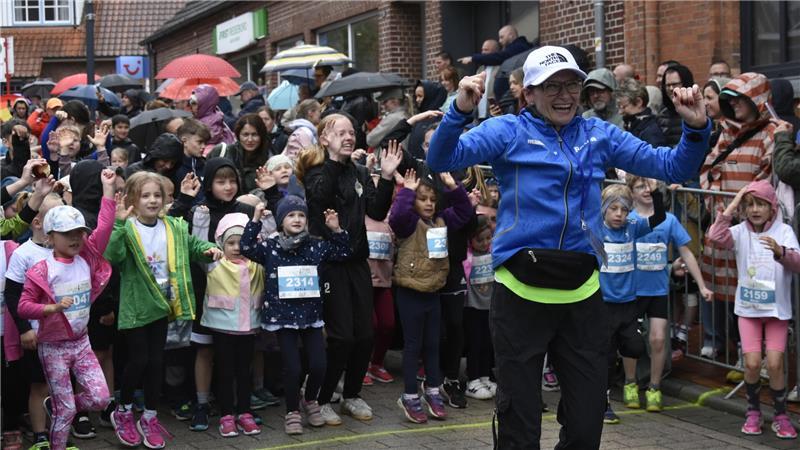Aufwärmen vor dem Start der Bambinis beim 20. Lauf- und Musikfestival.
