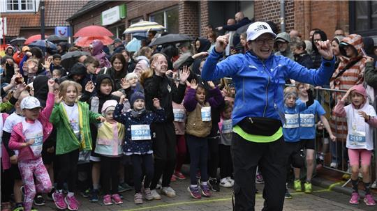 Aufwärmen vor dem Start der Bambinis beim 20. Lauf- und Musikfestival.