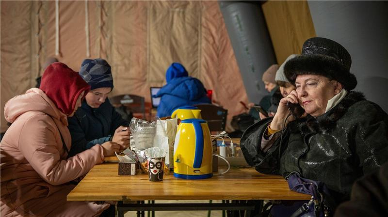 Aufwärmpunkte sollen den Ukrainern durch die schwere Zeit nach russischen Luftangriffen helfen.