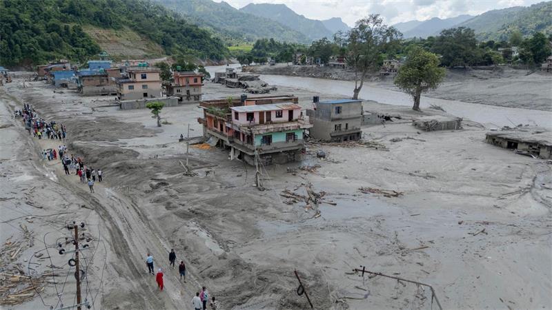 Angst vor Dammbruch – Regen erschwert Rettung nach Sturzflut Augenzeugen berichteten, dass ganze Dörfer weggespült wurden.