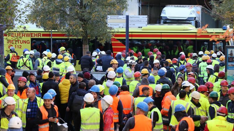 Baugerüst eingekracht: Vier tote Bulgaren in Hamburg – Schwierige Bergung Augenzeugen des tödlichen Dramas mussten seelsorgerisch betreut werden.