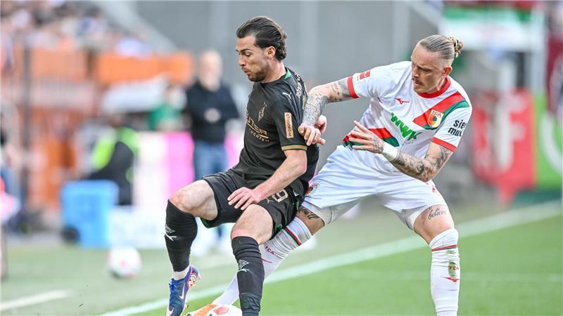 Europacup-Traum lebt: Augsburg schlägt schwache Gladbacher Augsburg Marius Wolf (r) nimmt dem Gladbacher Joe Scally den Ball ab.